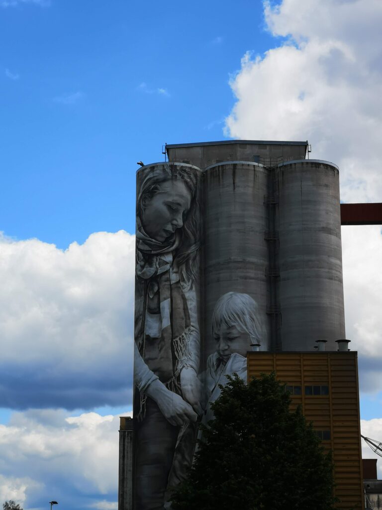 Read more about the article Ogromny mural na ścianach silosów